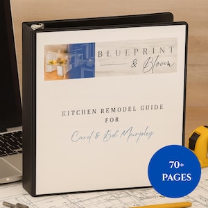 Puede incluir: Una carpeta negra con una cubierta blanca con el texto "Blueprint & Bloom" y "Kitchen Remodel Guide for Carol & Bob Murphy." Un c&iacute;rculo azul indica "70+ PAGES."