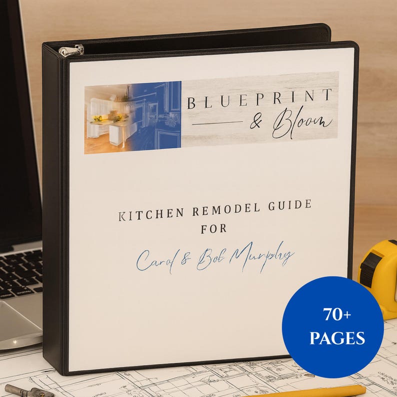Puede incluir: Una carpeta negra con una cubierta blanca con el texto "Blueprint & Bloom" y "Kitchen Remodel Guide for Carol & Bob Murphy." Un c&iacute;rculo azul indica "70+ PAGES."
