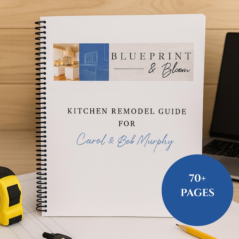 Op de afbeelding: Een spiraalgebonden keukenrenovatiegids getiteld Blueprint & Bloom met een omslag met een keukenfoto, een blauwe architectuurschets en de tekst Kitchen Remodel Guide for Carol & Bob Murphy, plus een blauwe cirkel met 70+ Pages.