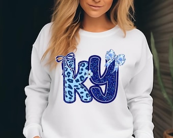Sudadera de cuello redondo con monograma KY en estampado azul / Diseño con iniciales de leopardo y lazo