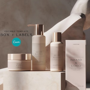 Può includere: Un set di tre prodotti per la cura della pelle minimalisti con dettagli dorati. I prodotti includono una bottiglia con pompa, una bottiglia a pressione e un barattolo. Ogni prodotto ha un'etichetta con il testo "Brand & Logo" e "Modello di etichetta modificabile". I prodotti sono esposti su una superficie bianca con uno sfondo beige.