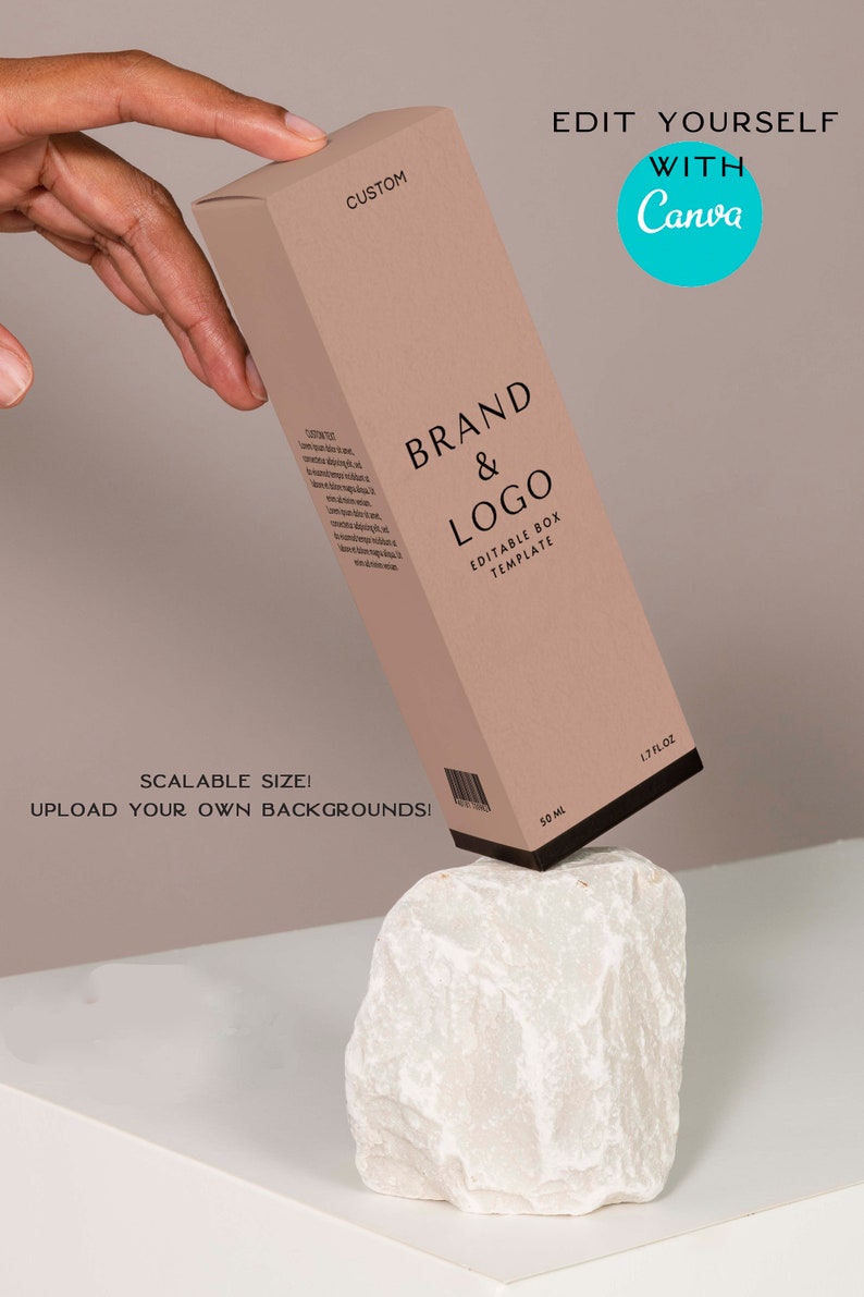 Puede incluir: Una caja rectangular de color beige con las palabras "BRAND & LOGO EDITABLE BOX TEMPLATE" en negro. La caja est&aacute; equilibrada sobre una roca blanca. El texto incluye "CUSTOM", "SCALABLE SIZE! UPLOAD YOUR OWN BACKGROUNDS!", y "50 ml".