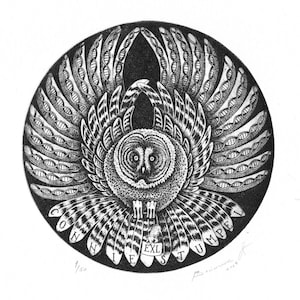 May include: A black and white circular illustration of an owl with outstretched wings. The wings are detailed with feather patterns and DNA strands. The owl is centered, with text around the border that reads "CON HIE STUMPE".