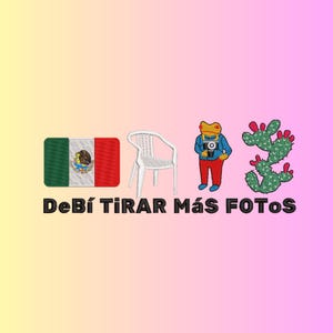 Puede incluir: Un diseño bordado que muestra la bandera de México, una silla de plástico blanca, una rana amarilla con camisa azul y pantalones rojos sosteniendo una cámara, y un nopal verde. El texto debajo dice: "DeBí TiRAR MáS FOToS".