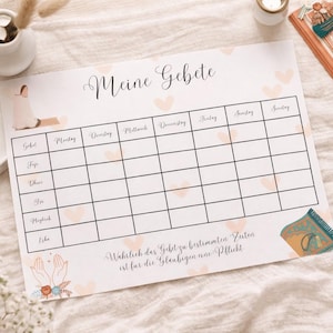 Könnte beinhalten: Ein weißer Gebetstracker mit dem Schriftzug "Meine Gebete". Der Tracker hat Kästchen für jeden Wochentag und Gebetszeiten. Dekorative Elemente sind Herzen, ein Gebetsteppich und eine Blumenillustration.