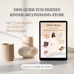 Könnte beinhalten: Ein digitales Tablet zeigt den Text "DEIN WEG ZUM EIGENEN KINDERSECONDHAND-STORE" mit Illustrationen. Zwei beige Keramikvasen und eine gerippte Tasse befinden sich links. Der Text "Entrepreneurship für Mamas" steht unten.