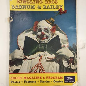 Peut inclure: Un magazine et programme de cirque Ringling Bros Barnum & Bailey de 1947 montrant un clown au visage peint en blanc, au nez rouge et portant un grand nœud papillon vert. La couverture porte le texte "Circus Magazine & Program" et "25c 1947 Edition".