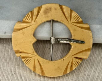 Vintage bakelieten riemgesp botergeel gesneden art-deco cirkelvormig origineel