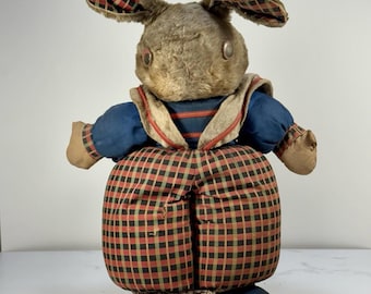 Antikes Stoff-Häschen-Kaninchen-Puppe w Glasaugen-kariertes Outfit c1930s Folk Spielzeug