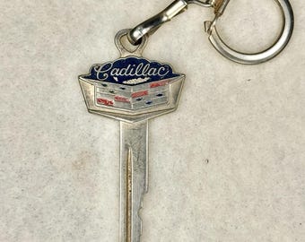 1967 Cadillac Crest Key Emaillierter Art Deco Schlüsselanhänger Original Vintage GM