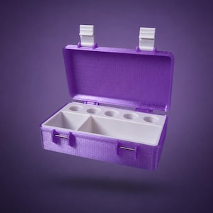 Puede incluir: Una caja de almacenamiento rectangular de color morado con un exterior texturizado y una tapa abatible con dos cierres blancos. El interior es blanco y contiene cinco hendiduras circulares en la parte posterior y dos compartimentos frontales.