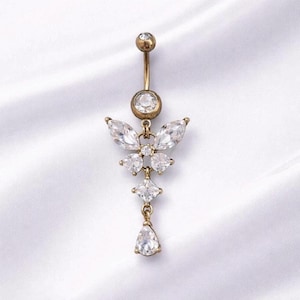 Puede incluir: Una taza de cerámica blanca con un asa negra y el texto "But First, Coffee" en negro, con una fuente de estilo manuscrito. La taza está sobre una superficie blanca.