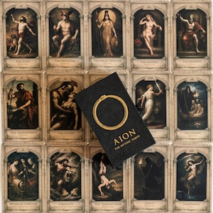 以下が含まれることがあります： 金色のウロボロスのシンボルと「AION THE MYTHIC TAROT」の文字が記された黒い長方形のタロットデッキボックス。その下に、古典的な神話のイラストが描かれた14枚のタロットカードがアーチ型のフレームとタイトル付きで並べられている。