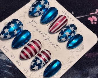 Uñas cromadas rojas, blancas y azules para el 4 de julio.