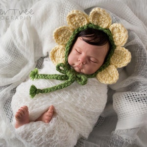 Newborn Flower Bonnet, Newborn Daisy Hat, Daisy Bonnet, Flower Bonnet, Newborn Photo Prop, Newborn Girl Prop, Baby Bonnet, Soft Chunky Hat