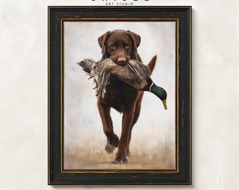 Stampa su tela con cane da caccia e cane da riporto marrone che trasporta un'anatra selvatica per l'arredamento rustico di una baita / opera d'arte con cane da riporto acquatico