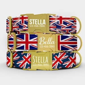 Op de afbeelding: Drie hondenhalsbanden met goudkleurige gespen en D-ringen. De halsbanden hebben een marineblauwe achtergrond met een Union Jack vlagpatroon in rood en wit. Elke gesp heeft een naam en telefoonnummer.