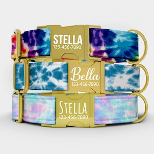 Könnte beinhalten: Drei personalisierte Hundehalsbänder mit goldfarbenen Schnallen. Die Halsbänder weisen Batikmuster in verschiedenen Farben auf, darunter Blau, Lila und Rosa. Jedes Halsband zeigt einen Namen und eine Telefonnummer in weißem Text.