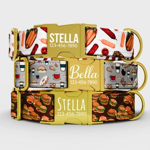 Peut inclure: Trois colliers pour chiens avec des boucles dorées. Le collier supérieur a un fond blanc avec des hot-dogs et des condiments. Le collier du milieu a un fond gris avec des tasses à café et des pâtisseries. Le collier inférieur a un fond marron avec des hamburgers. Chaque collier a un nom et un numéro de téléphone.