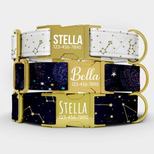 Pode incluir: Três coleiras para cães com fivelas douradas. A coleira superior é branca com padrões de constelações amarelas. A coleira do meio é azul marinho com um design de galáxia colorido. A coleira inferior é azul marinho com padrões de constelações amarelas. Cada coleira tem um nome e um número de telefone.