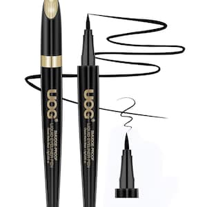 Op de afbeelding: Twee zwarte vloeibare eyelinerpennen met gouden accenten en de tekst "UOG". De pennen zijn gelabeld met "Smudge-Proof Liquid Eyeliner Pen" in klassiek matzwart. Naast de pennen is een zwarte eyelinerstreep getekend.