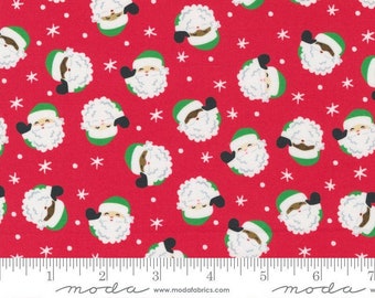 Könnte beinhalten: Roter Stoff mit einem sich wiederholenden Muster aus weißen und grünen Weihnachtsmann-Gesichtern. Der Stoff hat weiße Punkte und weiße Schneeflocken.