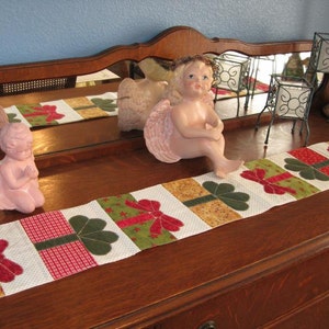 Presents a Plenty Table Runner Pattern - Downloadable Version