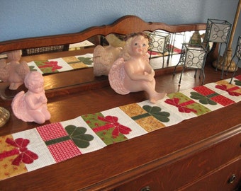 Presents a Plenty Table Runner Pattern