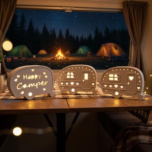 Leuchtende Camper Deko aus Keramik – Happy Camper Wohnwagen mit Licht – Camping Deko Handmade – Geschenk für Camper & Vanlife Fans