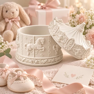Peut inclure: Une boîte à bijoux de style carrousel couleur crème avec un couvercle amovible. La base cylindrique présente des figurines de chevaux en relief et des volutes florales complexes. Le couvercle est en forme de toit de tente orné. En résine.