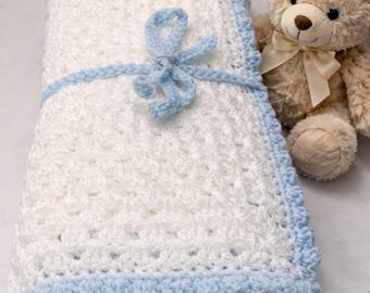 Manta de bebé tejida a crochet hecha a mano – Blanca con ribete azul