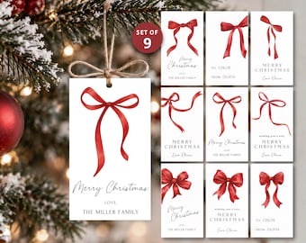 Könnte beinhalten: Ein Set aus neun rechteckigen, weißen Geschenkanhängern mit roten Aquarell-Schleifen. Jeder Anhänger enthält schwarzen Text wie Merry Christmas, To, From und Love. Ein Anhänger hängt an einer Juteschnur, acht weitere sind in einem Raster angeordnet.