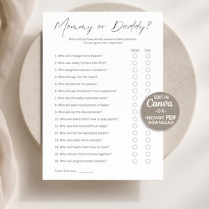 Pode incluir: Um cartão de jogo de chá de bebê Mommy or Daddy branco com texto preto apresentando dezesseis perguntas e caixas de seleção para mamãe e papai. Um emblema circular à direita contém o texto Edit in Canva or Instant PDF Download.