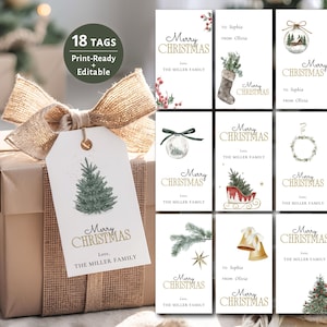 Op de afbeelding: Een set van 18 printbare cadeaulabels met aquarelillustraties van kerstbomen, ornamenten, kerstsokken en klokken. Elk label bevat de tekst Merry Christmas en ruimte voor namen, getoond op een cadeauverpakking met een jute strik.