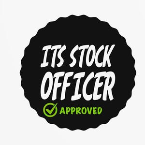 Puede incluir: Un círculo negro con borde festoneado con las palabras "ITS STOCK OFFICER" en blanco, en negrita y con una fuente estilizada. Debajo, una marca de verificación verde y la palabra "APPROVED" en verde. El fondo es blanco.