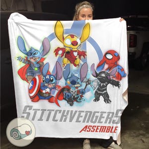 Puede incluir: Manta blanca con personajes de dibujos animados disfrazados de superh&eacute;roes. La manta tiene el texto "Stitchvengers Assemble" y un logotipo circular. Los personajes incluyen a Stitch como Capit&aacute;n Am&eacute;rica, Iron Man, Thor, Spider-Man y Pantera Negra.