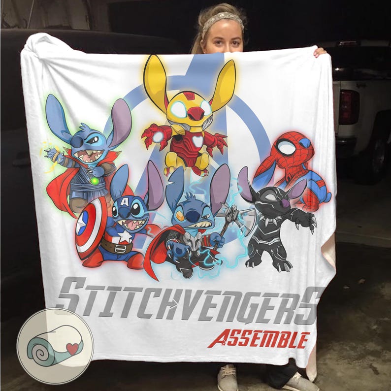 Puede incluir: Manta blanca con personajes de dibujos animados disfrazados de superh&eacute;roes. La manta tiene el texto "Stitchvengers Assemble" y un logotipo circular. Los personajes incluyen a Stitch como Capit&aacute;n Am&eacute;rica, Iron Man, Thor, Spider-Man y Pantera Negra.