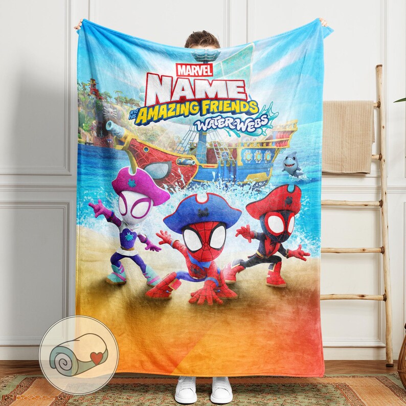 Peut inclure: Une couverture Marvel "Amazing Friends Water Webs" avec trois personnages de Spider-Man en tenue de pirate. La couverture a un fond de ciel bleu et d'oc&eacute;an avec un bateau pirate. La couverture est en mati&egrave;re douce.