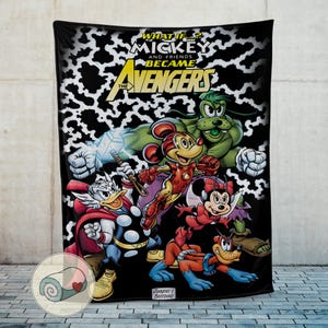 Puede incluir: Manta negra con una ilustraci&oacute;n de estilo c&oacute;mic de personajes de Disney como Vengadores. La manta tiene un fondo de estampado de vaca en blanco y negro con el texto "WHAT IF MICKEY AND FRIENDS BECAME THE AVENGERS".