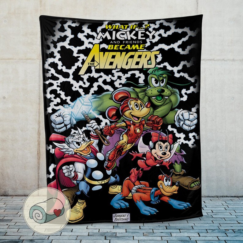 Puede incluir: Manta negra con una ilustraci&oacute;n de estilo c&oacute;mic de personajes de Disney como Vengadores. La manta tiene un fondo de estampado de vaca en blanco y negro con el texto "WHAT IF MICKEY AND FRIENDS BECAME THE AVENGERS".