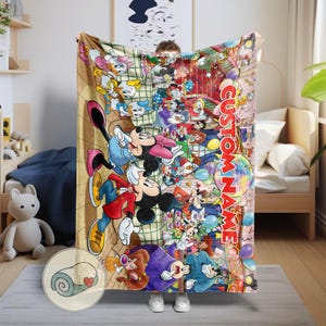 Pu&ograve; includere: Una coperta colorata con Topolino, Minnie, Paperino e altri personaggi Disney. La coperta ha una sezione per il nome personalizzato e una grafica di coperta arrotolata. Il design include varie scene di cartoni animati e una vivace tavolozza di colori.
