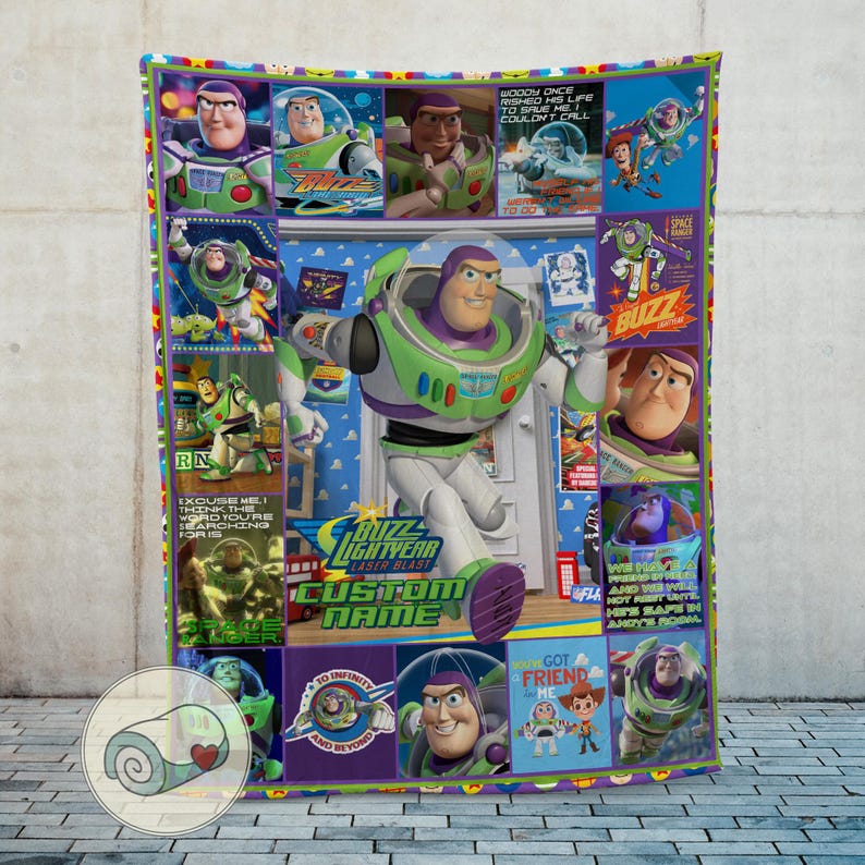 Pu&ograve; includere: Una colorata coperta di Buzz Lightyear con varie immagini del personaggio, tra cui una grande immagine centrale di Buzz nella sua tuta spaziale. La coperta ha uno sfondo blu con testo e immagini del film.