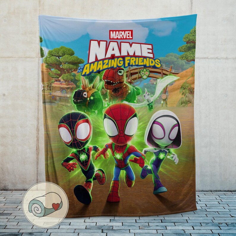 Pode incluir: Um cobertor com tema Marvel com o texto "NAME" e "Amazing Friends" e personagens de desenhos animados. O cobertor apresenta o Homem-Aranha, a Spider-Gwen e o Miles Morales em um fundo de c&eacute;u azul, &aacute;rvores verdes e uma ponte.