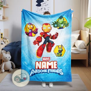 Peut inclure: Une couverture bleue sur le th&egrave;me de Marvel avec Iron Man et d'autres personnages. La couverture a un fond bleu clair avec les mots "MARVEL", "NAME" et "AWESOME FRIENDS". La couverture est faite d'une mati&egrave;re douce.