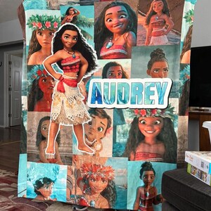 Pu&ograve; includere: Un set di tre tazze in ceramica con finitura opaca e macchiettata. Le tazze sono nei toni del crema, grigio chiaro e grigio scuro. Ogni tazza ha un design semplice e minimalista, perfetto per caff&egrave; o t&egrave;.