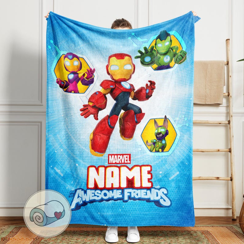 Peut inclure: Une couverture bleue Marvel avec Iron Man et d'autres personnages. La couverture porte les inscriptions "Marvel", "Name" et "Awesome Friends". Le motif comprend un dessin de couverture roul&eacute;e avec un c&oelig;ur.