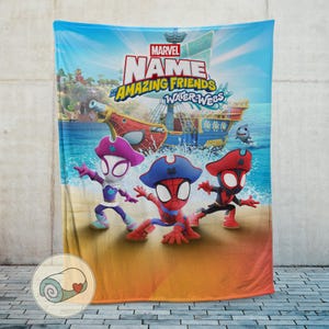 Peut inclure: Une couverture sur le th&egrave;me de Marvel avec trois personnages de Spider-Man en chapeaux de pirates. La couverture pr&eacute;sente une sc&egrave;ne de plage avec un bateau pirate et les mots "NAME AMAZING FRIENDS WATER-WEBS". La couverture est affich&eacute;e contre un mur neutre.