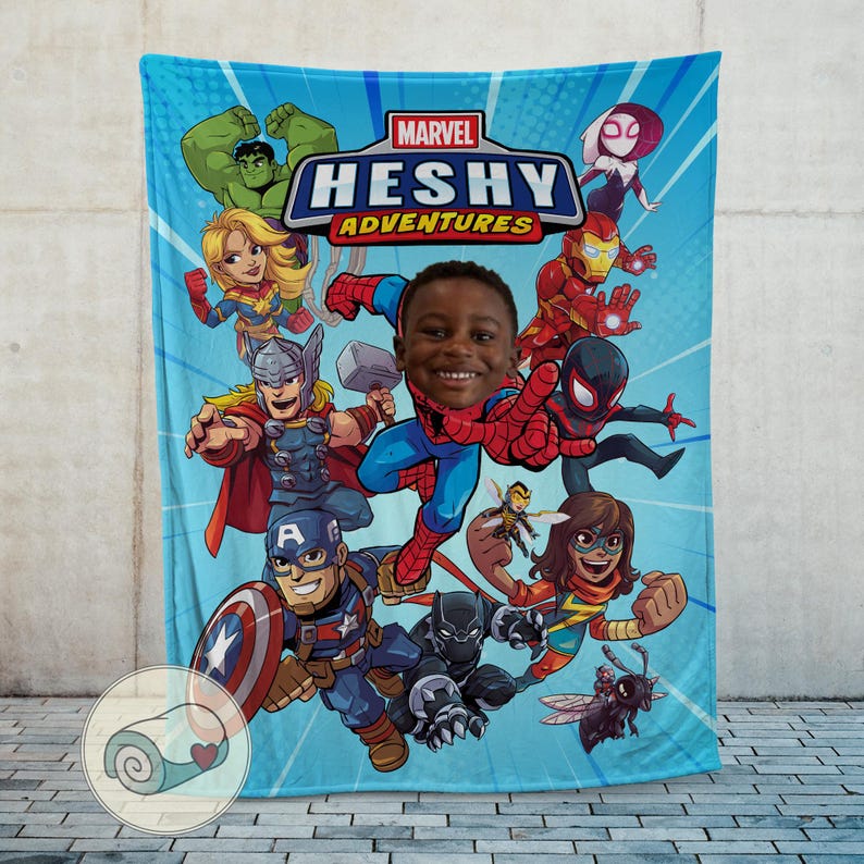 Peut inclure: Une couverture bleu clair sur le th&egrave;me de Marvel, avec divers super-h&eacute;ros, dont Spider-Man, Captain America et Thor. La couverture porte le texte "HESHY ADVENTURES" et une photo d'un enfant souriant. Le logo Marvel est en haut.