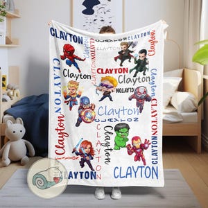 Pu&ograve; includere: Coperta in pile bianca con supereroi dei cartoni animati e il nome "Clayton" in vari font e colori. La coperta presenta personaggi come Spider-Man, Captain America e Iron Man, rendendola un oggetto personalizzato per i fan.