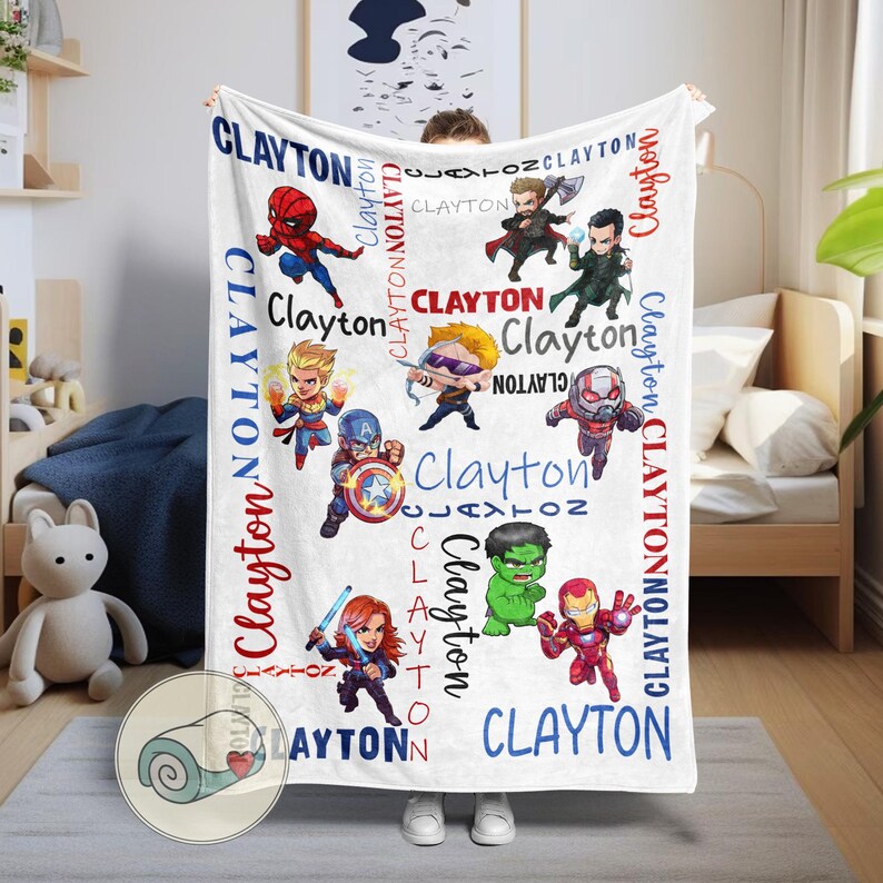 Pu&ograve; includere: Coperta in pile bianca con supereroi dei cartoni animati e il nome "Clayton" in vari font e colori. La coperta presenta personaggi come Spider-Man, Captain America e Iron Man, rendendola un oggetto personalizzato per i fan.